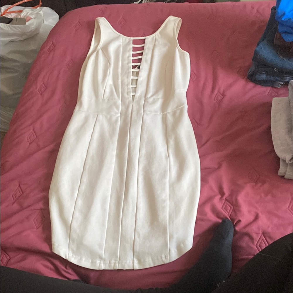 Elegant White Sleeveless Dress
